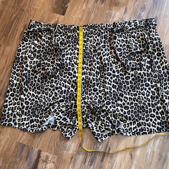 Torrid Paperbag Stretch Challis Animal Print Tie Waist Pull On Date Nite Shorts - Picture 8 of 13